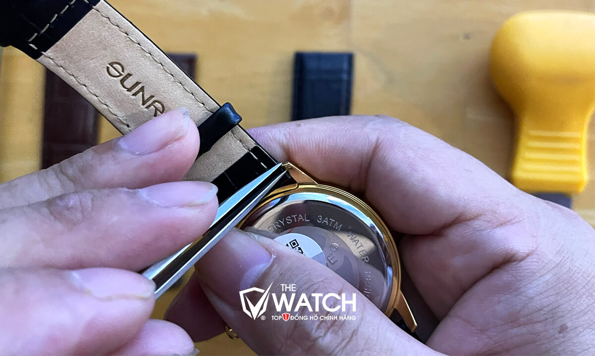 Hướng dẫn vệ sinh dây da đồng hồ đúng cách - The Watch
